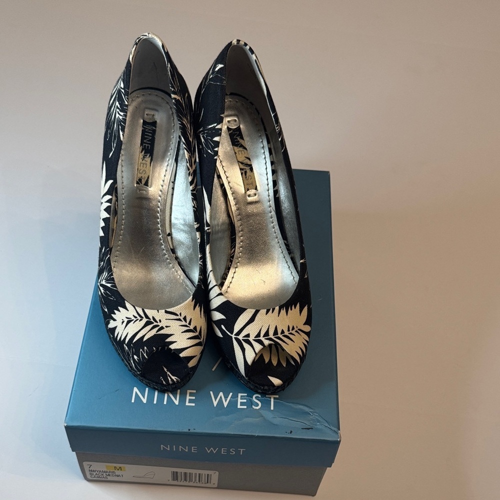 Y2K Nine West Tropical Leaf Print Pointed Toe Pumps w/ Box